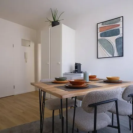Komfortable Im Lebendigen Zuercher Kreis 3 Apartment